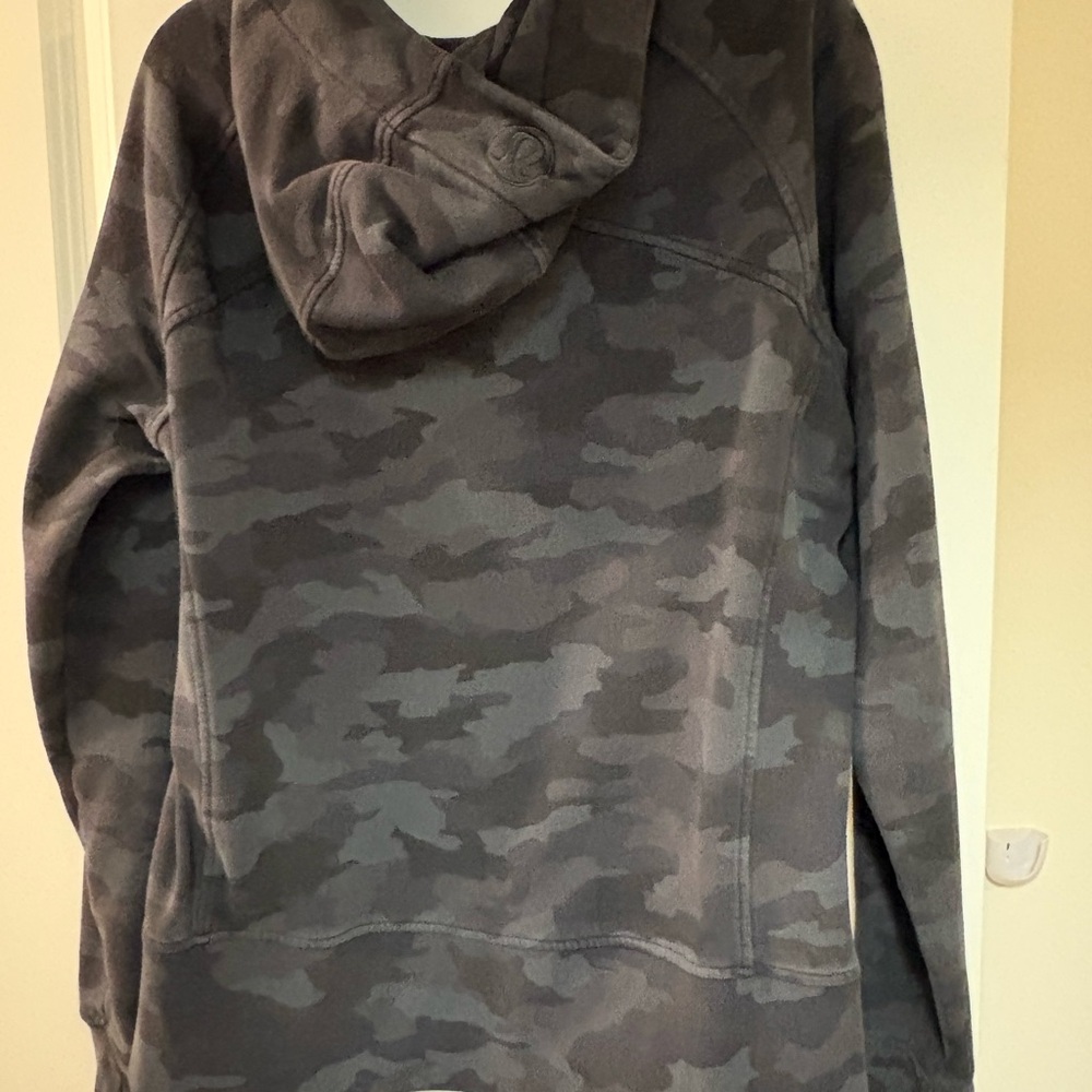 Lululemon Women's Black Camo Zip-Up Hoodie - Picture 5 of 7